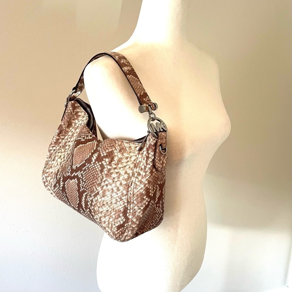 👜 Michael Kors Fulton Medium Top Zip Shoulder Bag Embossed Leather in Dark Sand - Picture 4 of 15